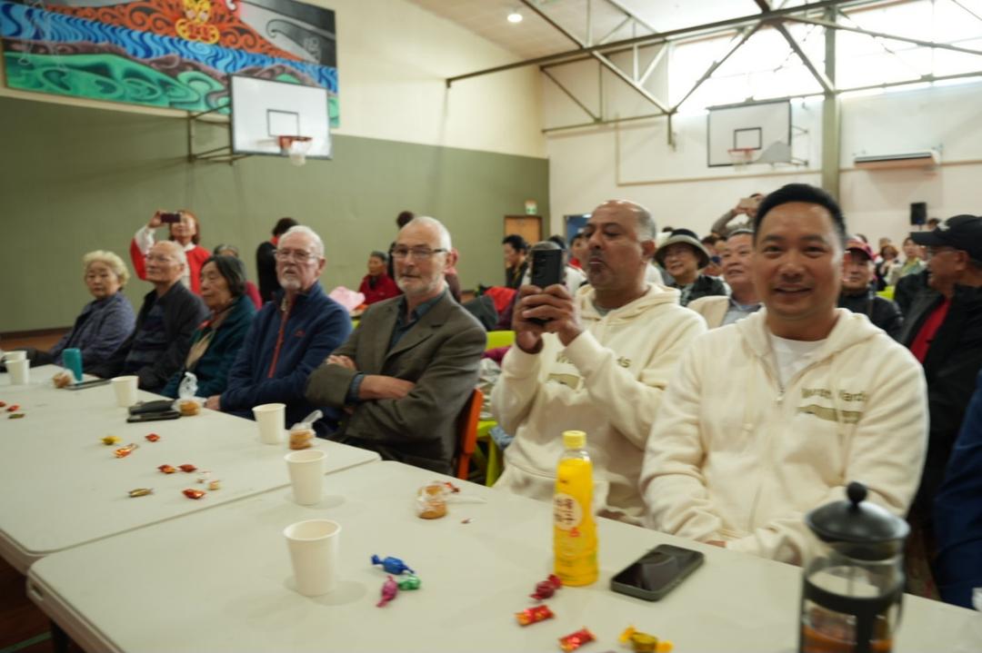 一群人在桌子边

AI 生成的内容可能不正确。