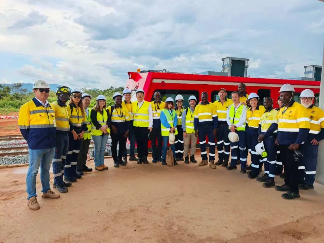 西非华声》 I 几内亚：孙勇大使赴西芒杜铁矿项目现场考察_阿尔及利亚_新闻_华人头条, image size:1080x810