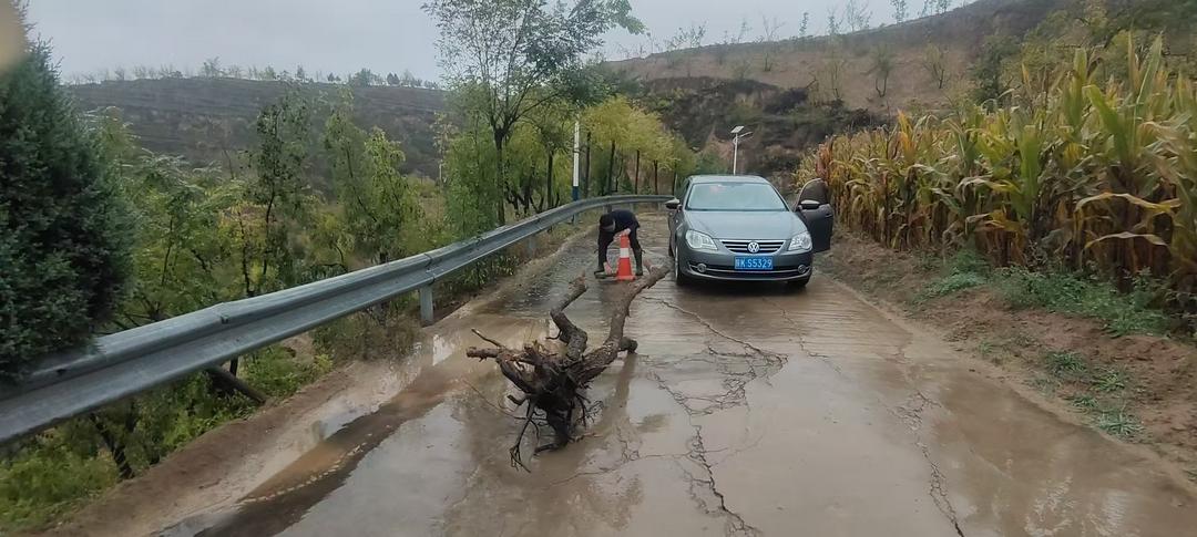 吴堡县郭家沟镇迎战强降雨，风雨里我们一路同行