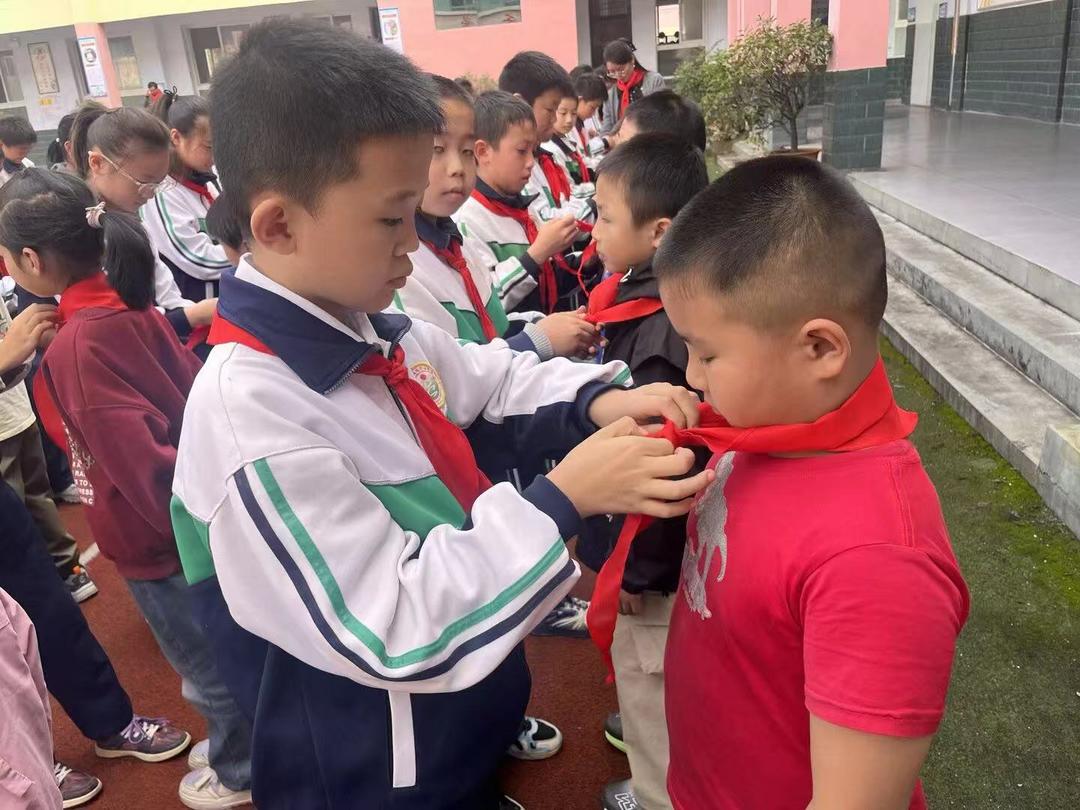 汉中市西乡县柳树镇中心学校隆重举行建队日暨新队员入队仪式