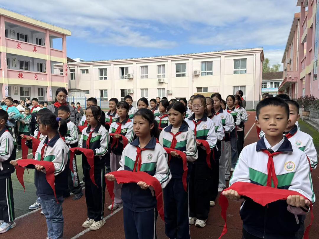 汉中市西乡县柳树镇中心学校隆重举行建队日暨新队员入队仪式