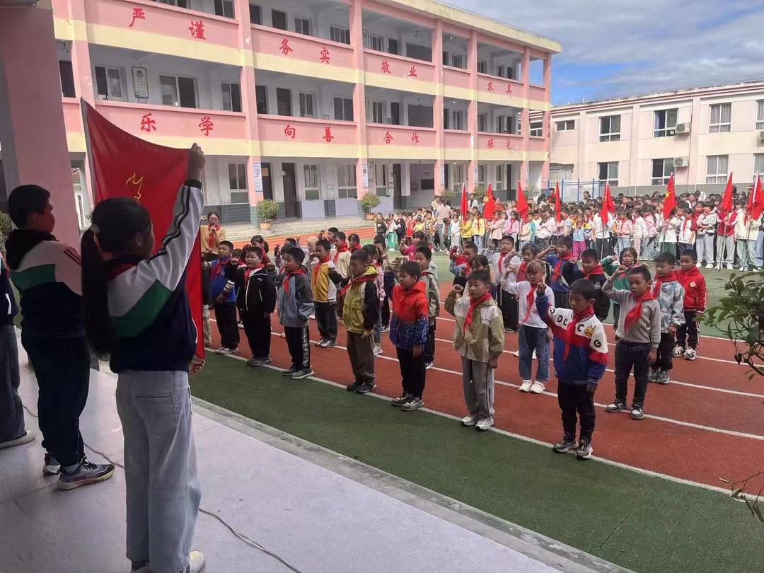 汉中市西乡县柳树镇中心学校隆重举行建队日暨新队员入队仪式