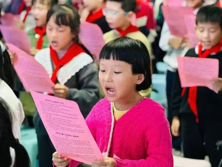 宋馨阳光心理教育被新华网树立为全国样板，23年守护百万青少年