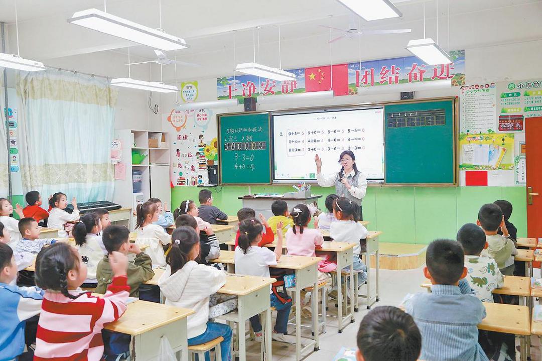 吴堡县第一完全小学李跟秀：一片丹心育新苗