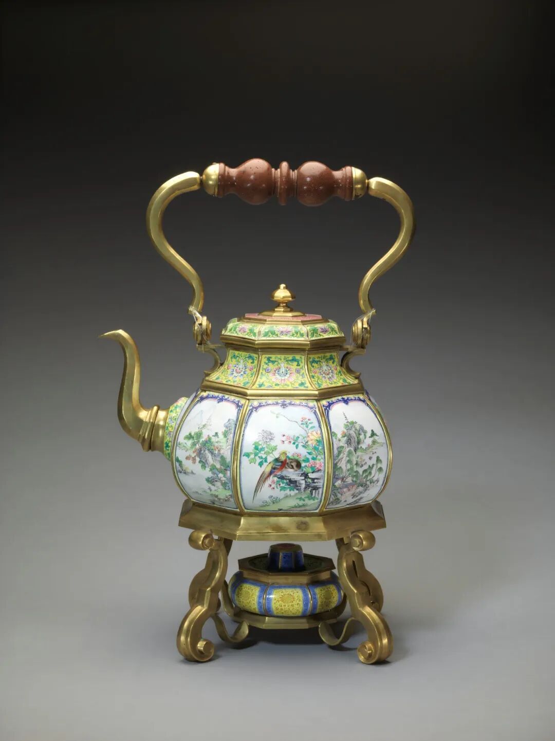 4.乾隆款画珐琅八棱开光山水花鸟图提梁壶（正面）.jpg