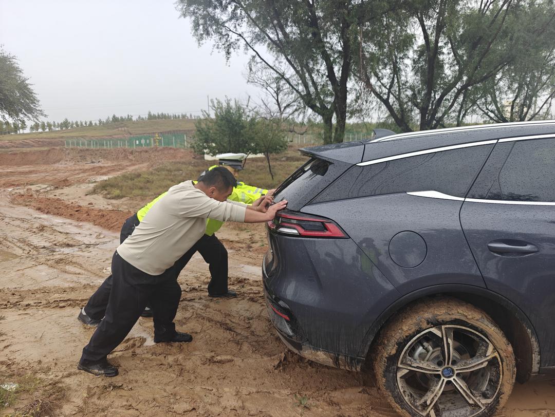 靖边公安：雨中暖镜头