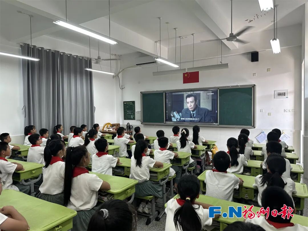 片段班主任陈静为同学们播放了一堂作文课正在进行在观澜小学六年级一