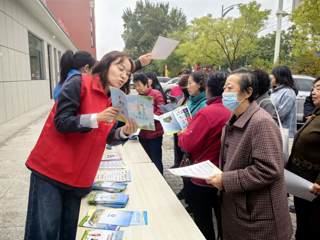 崇文路街道学院社区开展“推广垃圾分类 守护美丽环境”主题宣传活动