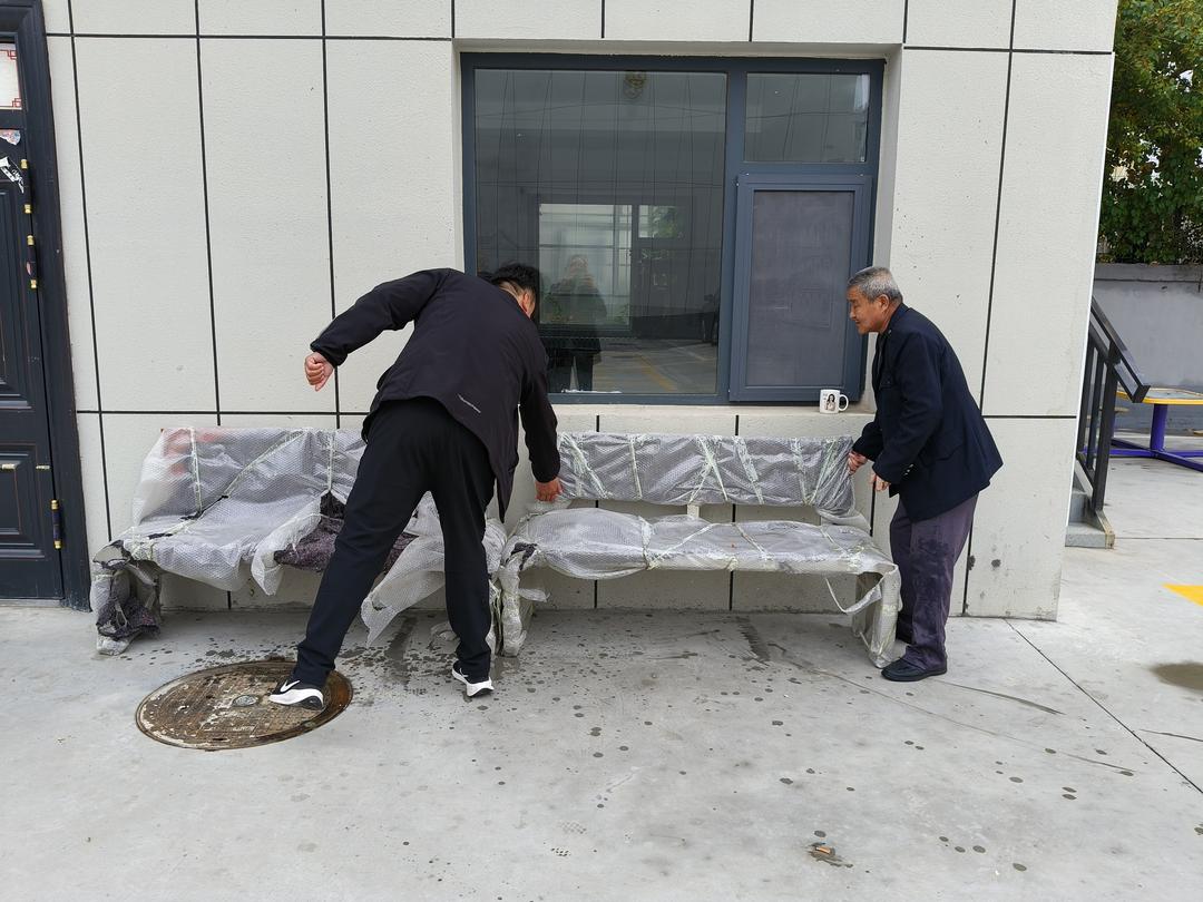 崇文路街道学院社区：老旧小区添新椅，居民“坐”享幸福暖人心