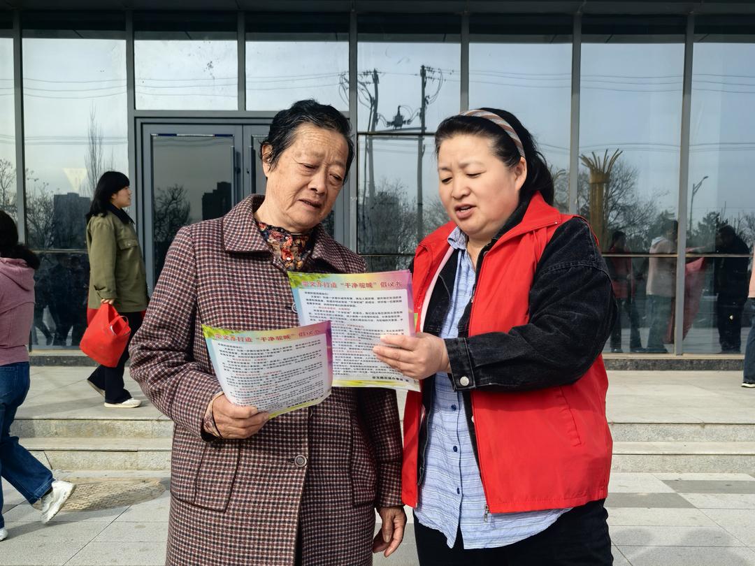 崇文路街道学院社区40余人携手“擦亮驼城底色，共筑洁净家园