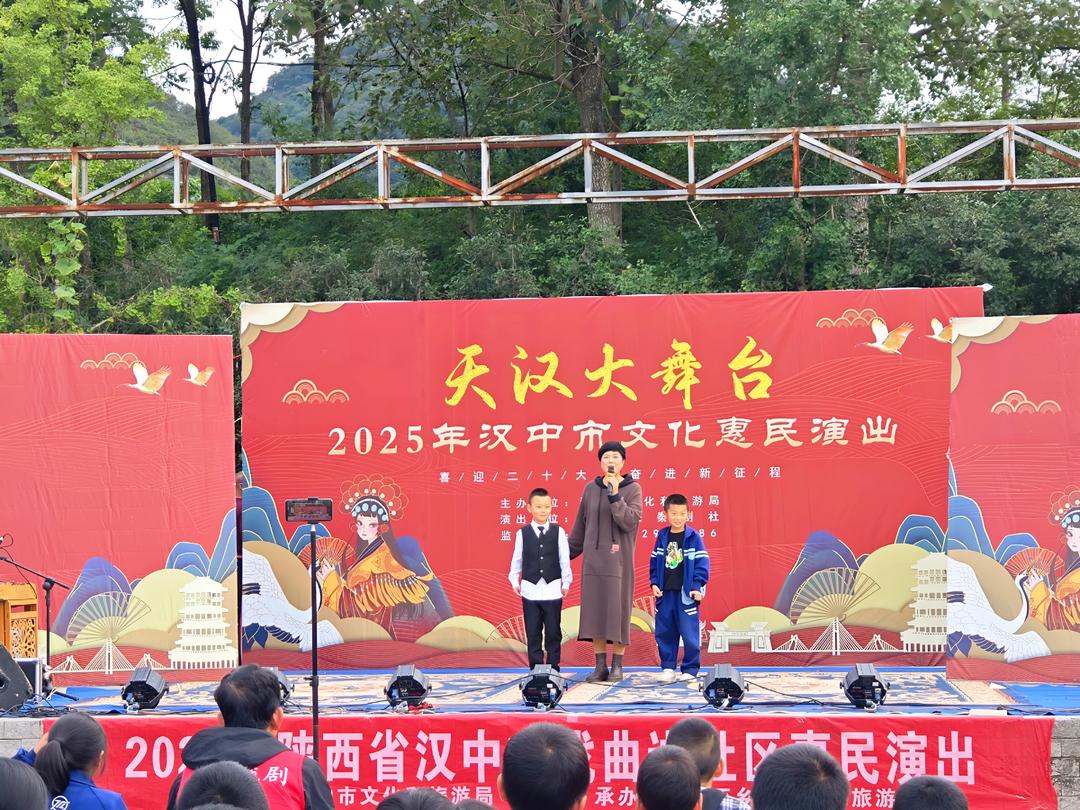 汉中市西乡县白勉峡镇九年制学校:秦腔悠扬润校园 国粹传承育新苗