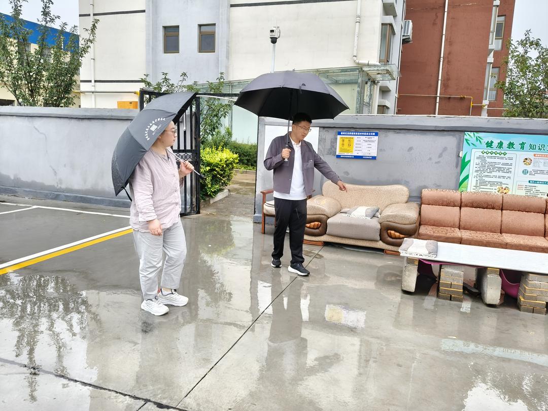 崇文路街道学院社区：老旧小区添新椅，居民“坐”享幸福暖人心