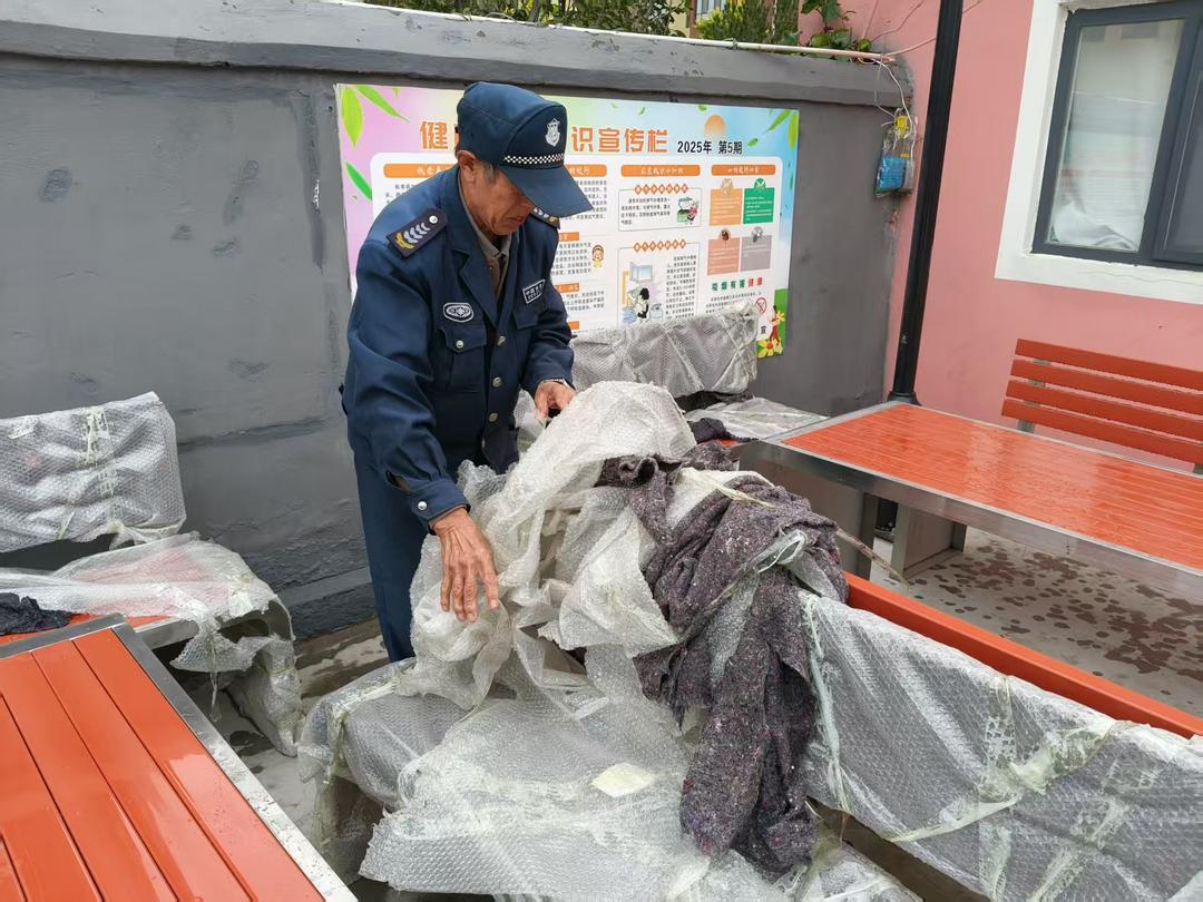 崇文路街道学院社区：老旧小区添新椅，居民“坐”享幸福暖人心