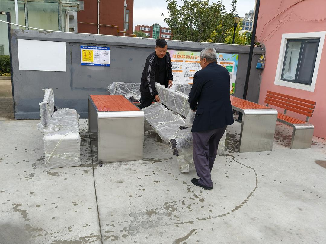 崇文路街道学院社区：老旧小区添新椅，居民“坐”享幸福暖人心