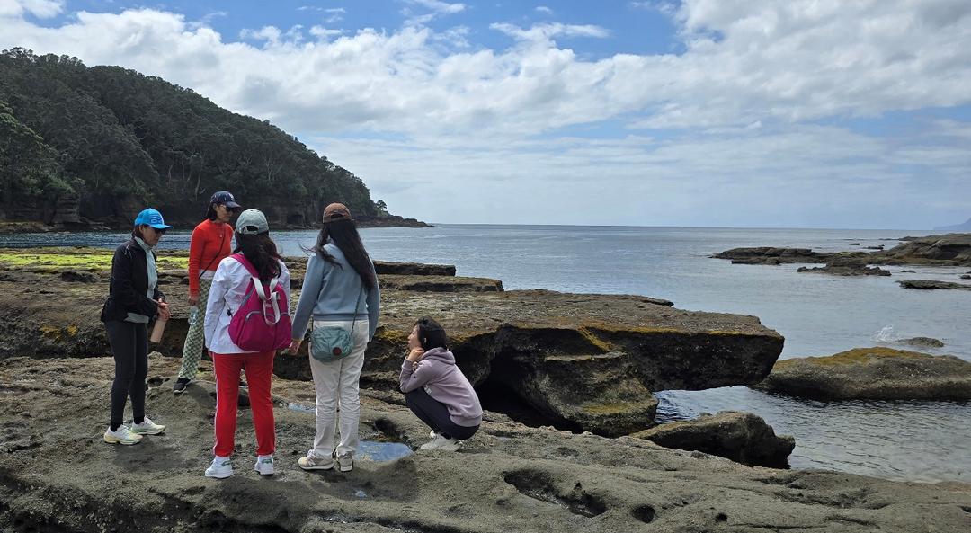 小孩站在沙滩上的人
AI 生成的内容可能不正确。