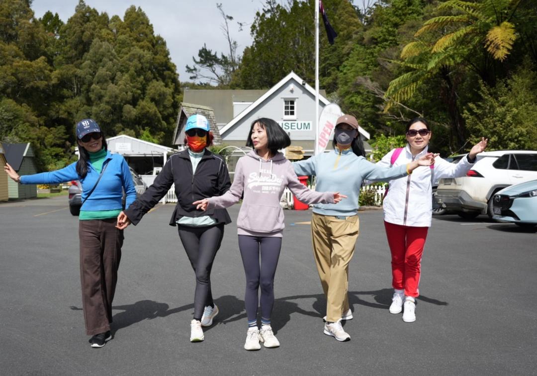 一群人站在路上
AI 生成的内容可能不正确。