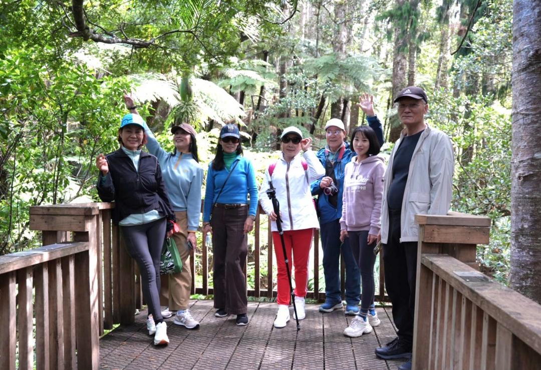 一群人站在木椅上
AI 生成的内容可能不正确。