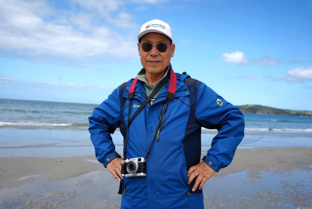 男人站在沙滩上
AI 生成的内容可能不正确。