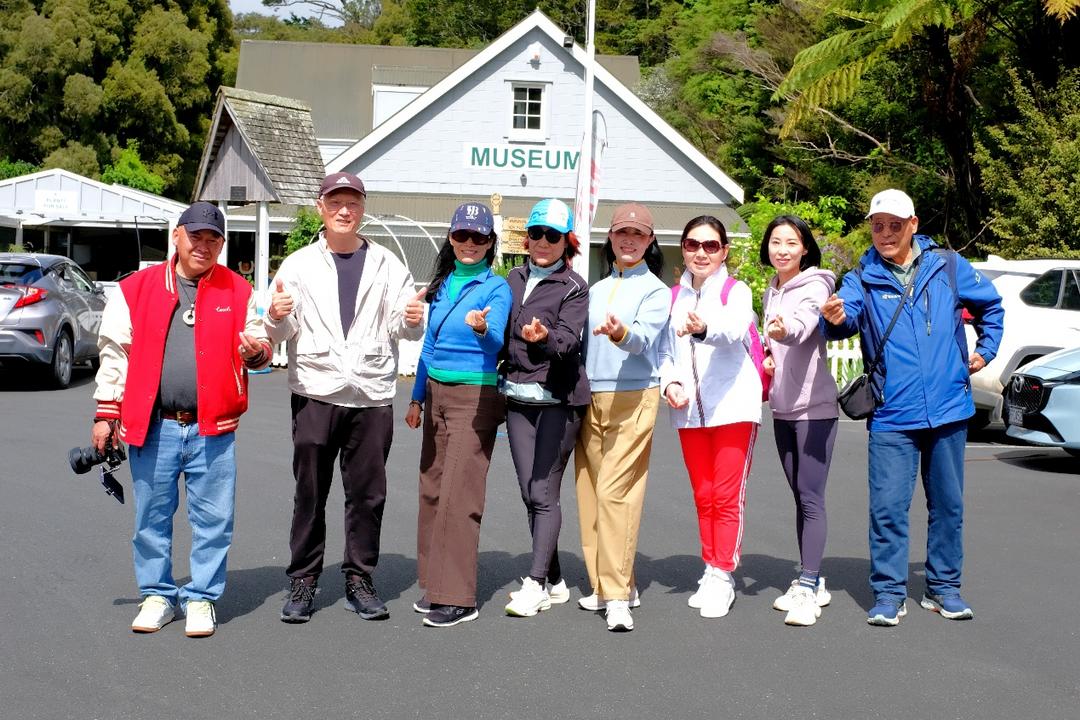 一群人站在房子前面
AI 生成的内容可能不正确。