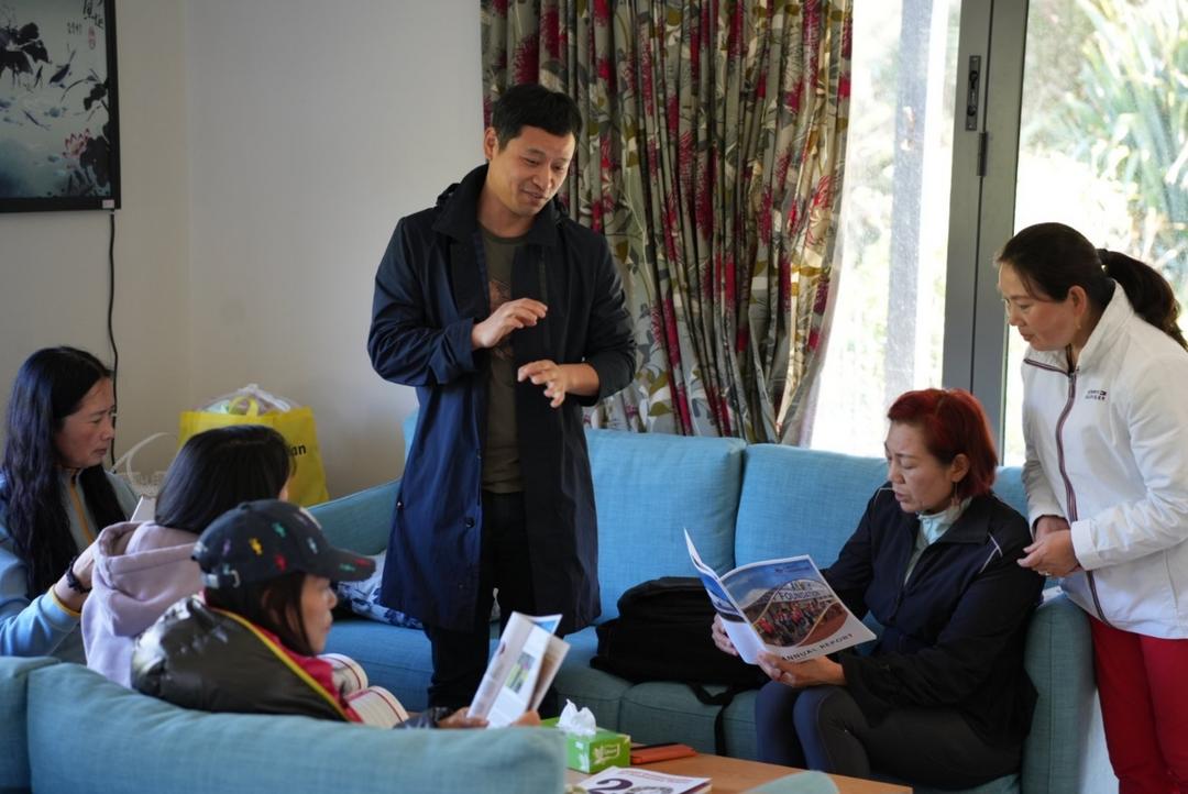 一群男人和女人在桌子边
AI 生成的内容可能不正确。