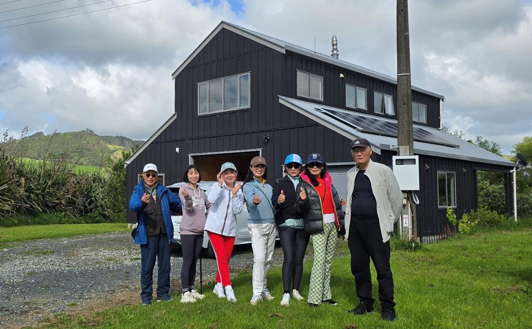 一群人站在草地上
AI 生成的内容可能不正确。