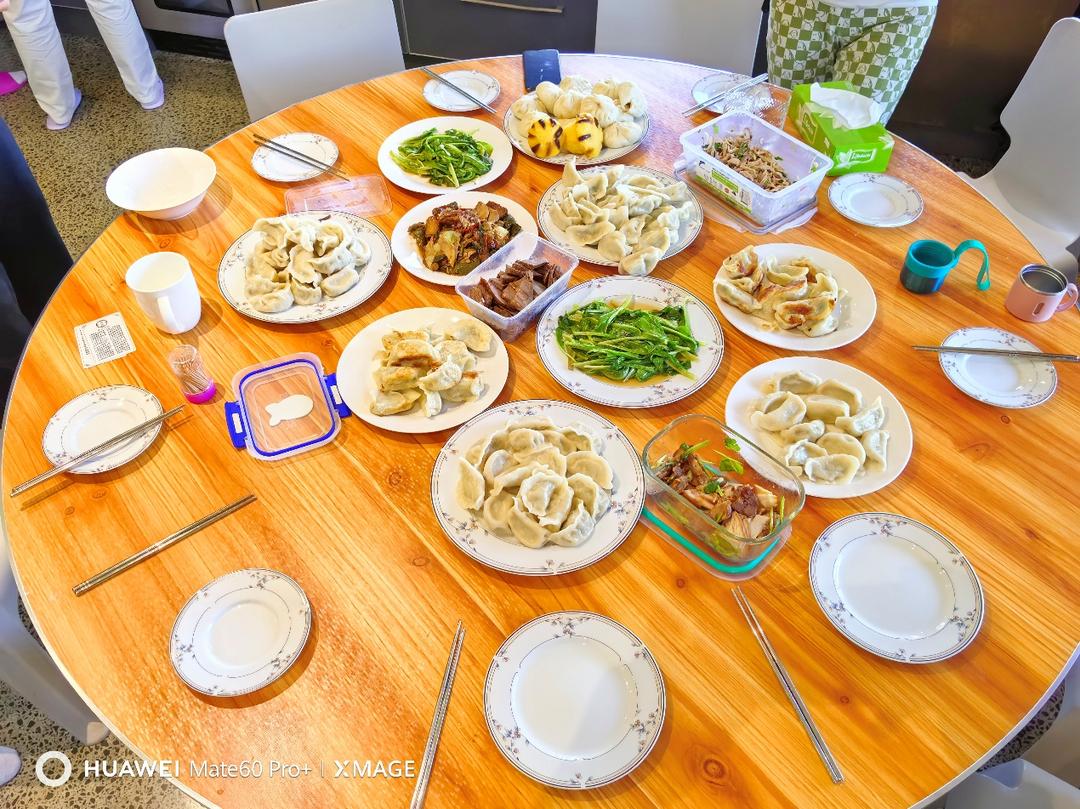 桌子上的盘子里摆着许多食物
AI 生成的内容可能不正确。