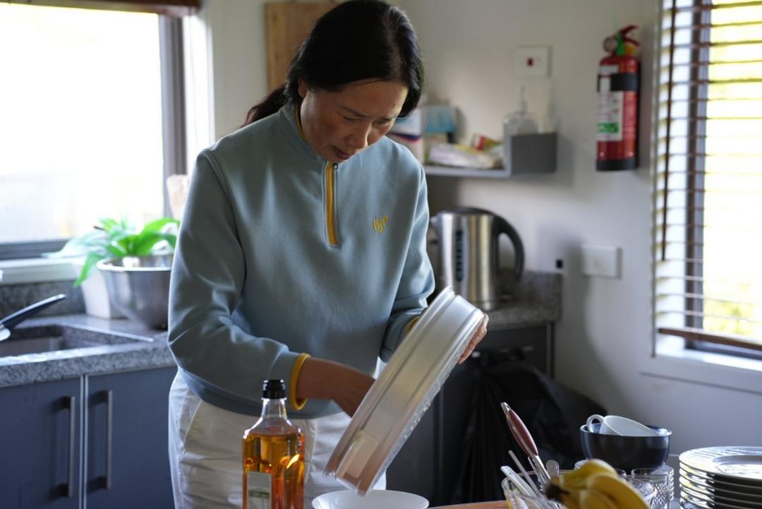 人在厨房里做饭
AI 生成的内容可能不正确。