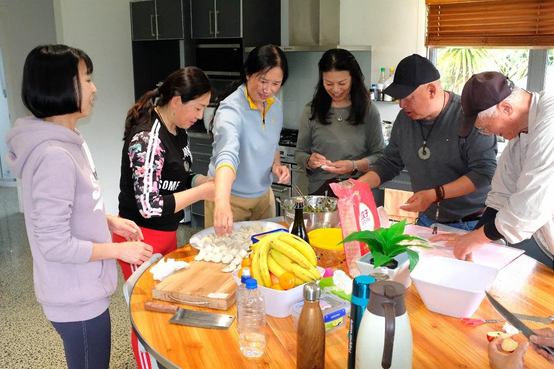 一群人正在用餐聊天
AI 生成的内容可能不正确。