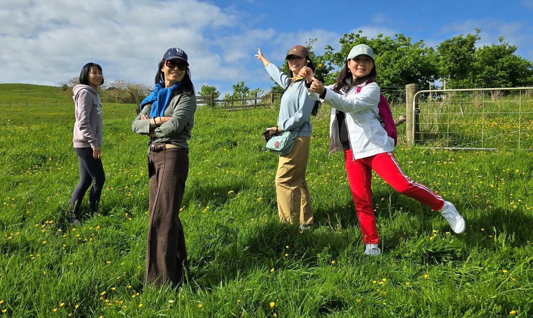 小孩们站在草地上
AI 生成的内容可能不正确。