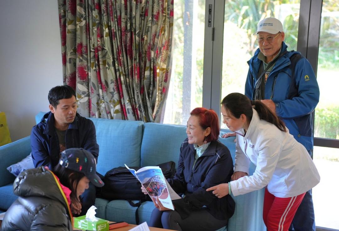 图片包含 人, 男人, 室内, 人们
AI 生成的内容可能不正确。