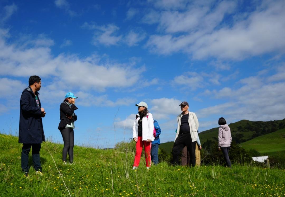 一群人站在草地上
AI 生成的内容可能不正确。