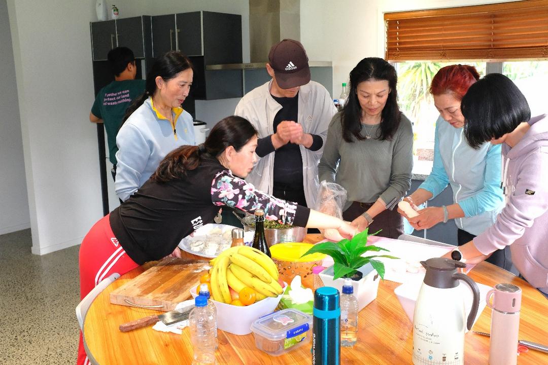 一群人在餐厅吃饭
AI 生成的内容可能不正确。