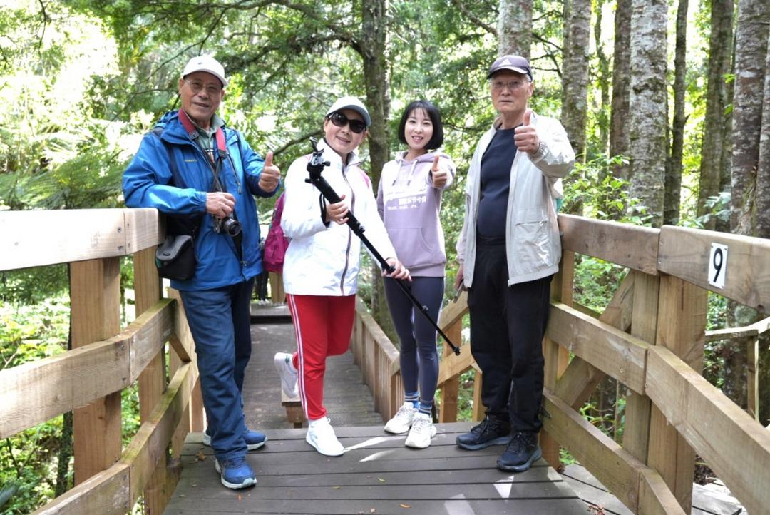 一群人站在围栏边合影
AI 生成的内容可能不正确。