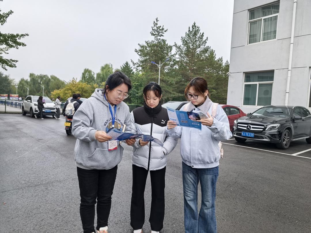 崇文办学院社区:筑牢反诈“防火墙” 守护居民“钱袋子” 崇文办学院社区:筑牢反诈“防火墙” 守护居民“钱袋子”