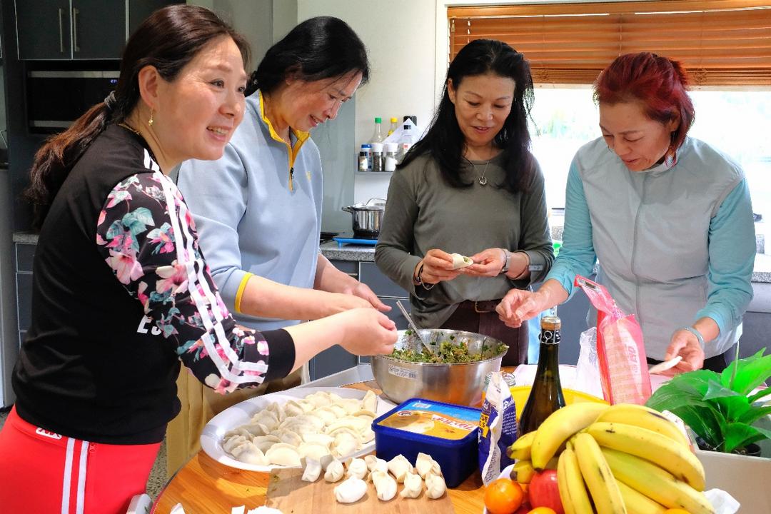 图片包含 人, 桌子, 室内, 食物
AI 生成的内容可能不正确。