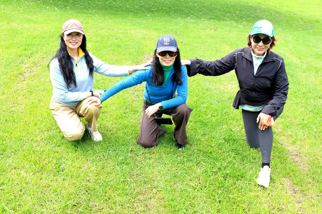 一些人站在草地上
AI 生成的内容可能不正确。