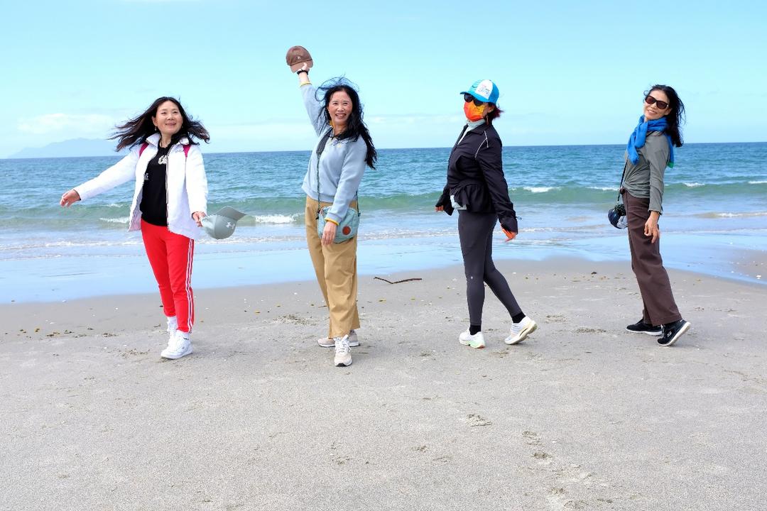 一群人站在沙滩上
AI 生成的内容可能不正确。