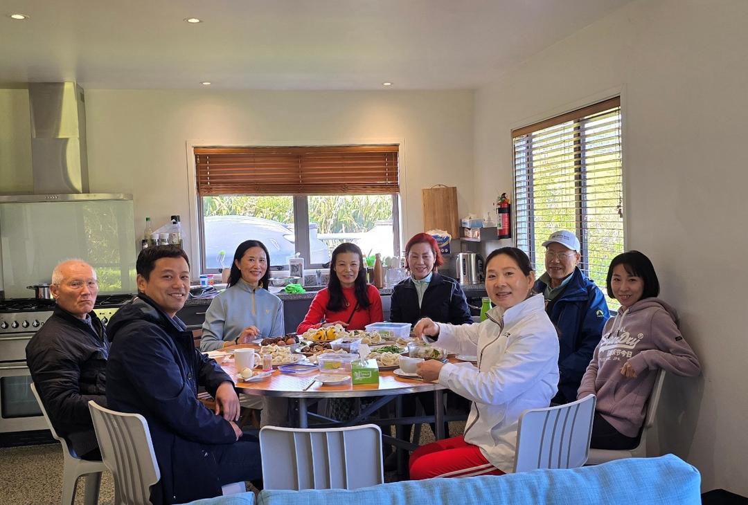 一群人在餐厅吃饭
AI 生成的内容可能不正确。