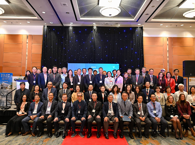 一群人站在台上 AI 生成的内容可能不正确。