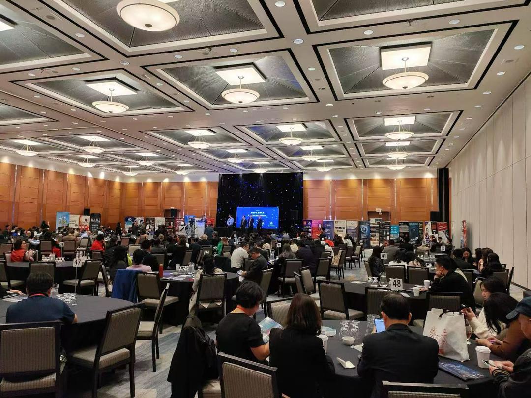 大厅里的人们 AI 生成的内容可能不正确。