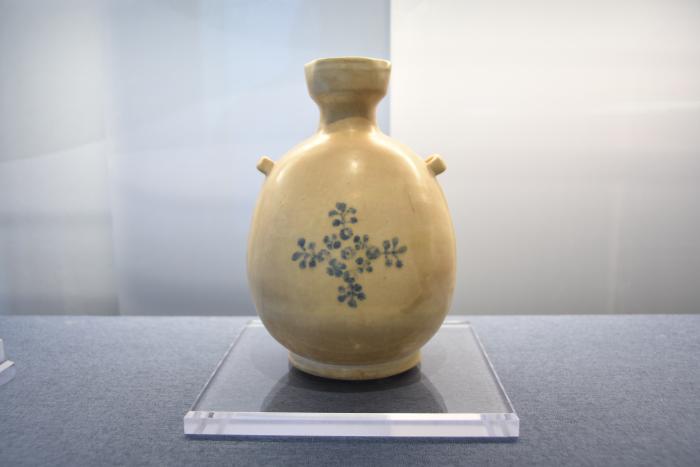 唐青花“青白美学”何以成为跨文明对话的视觉语言？_全球_新闻_华人头条