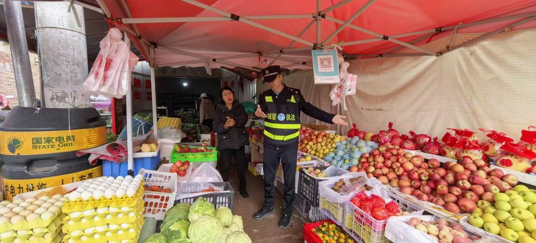 葡萄园社区携手综合执法局开展专项清理整治行动 寨城南路马路市场焕新颜