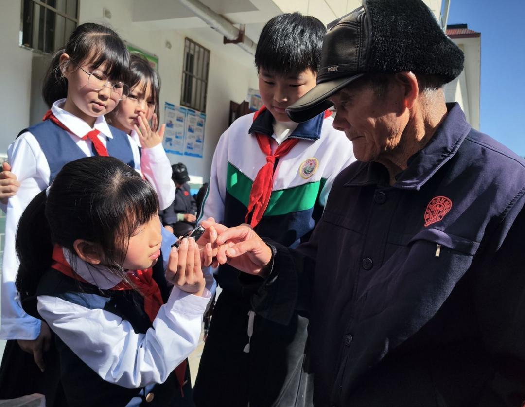 情暖重阳——汉中市西乡县柳树镇中心学校少先队慰问西乡县敬老院