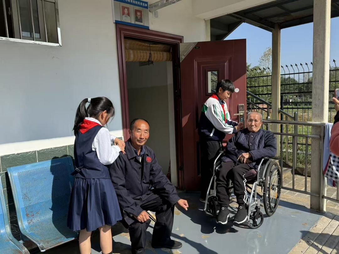 情暖重阳——汉中市西乡县柳树镇中心学校少先队慰问西乡县敬老院