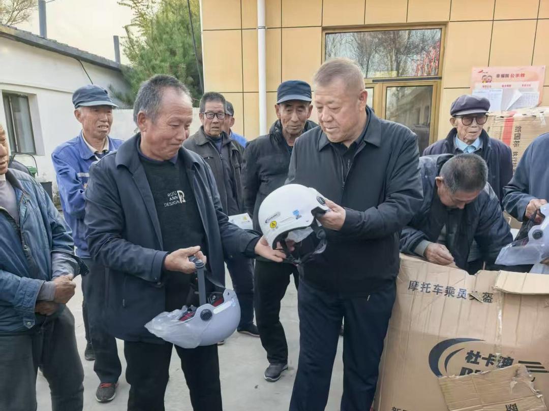 段二平为神木市大保当镇东北湾村幸福院130位老人捐赠130顶安全帽受称赞