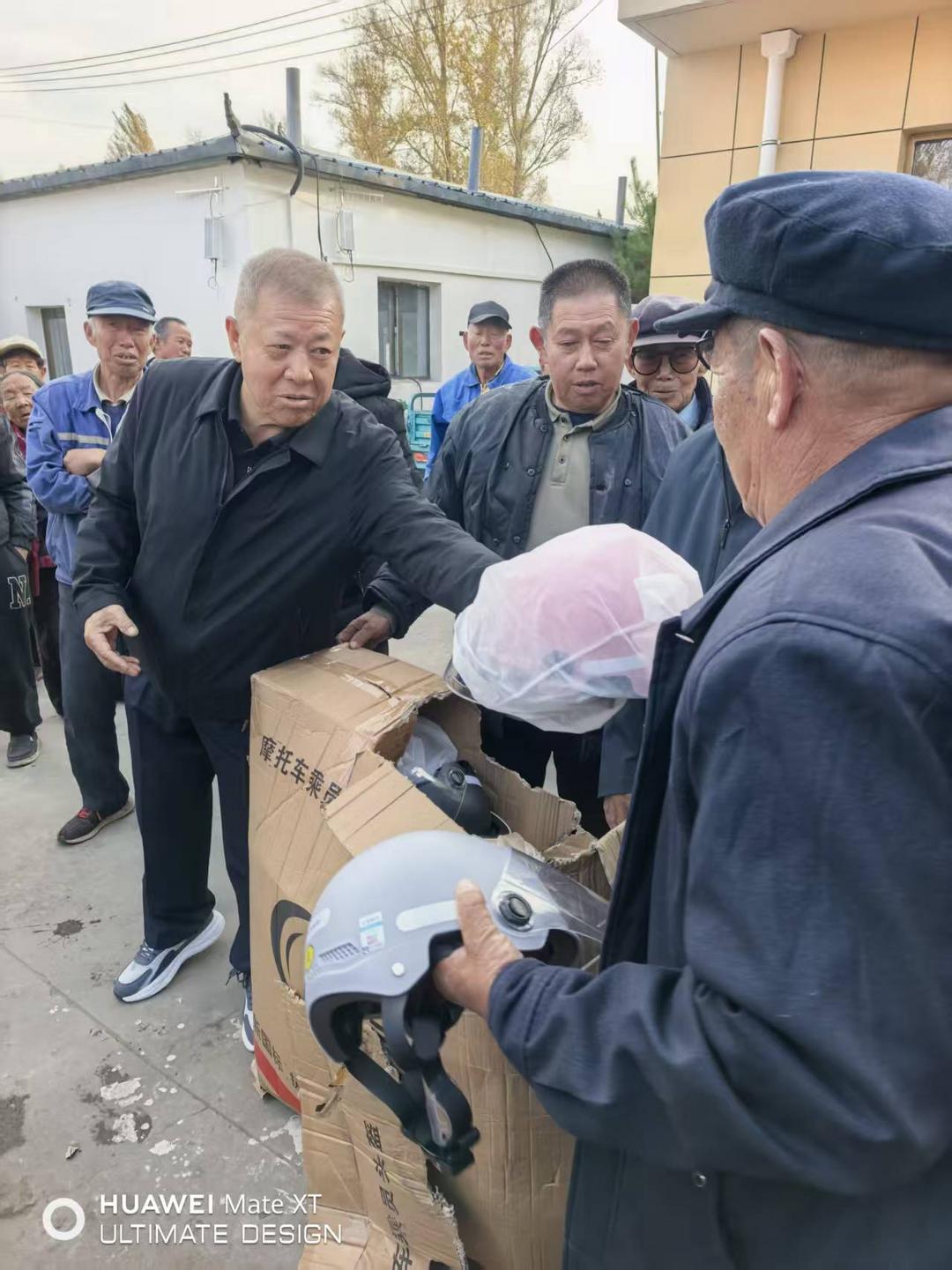 段二平为神木市大保当镇东北湾村幸福院130位老人捐赠130顶安全帽受称赞