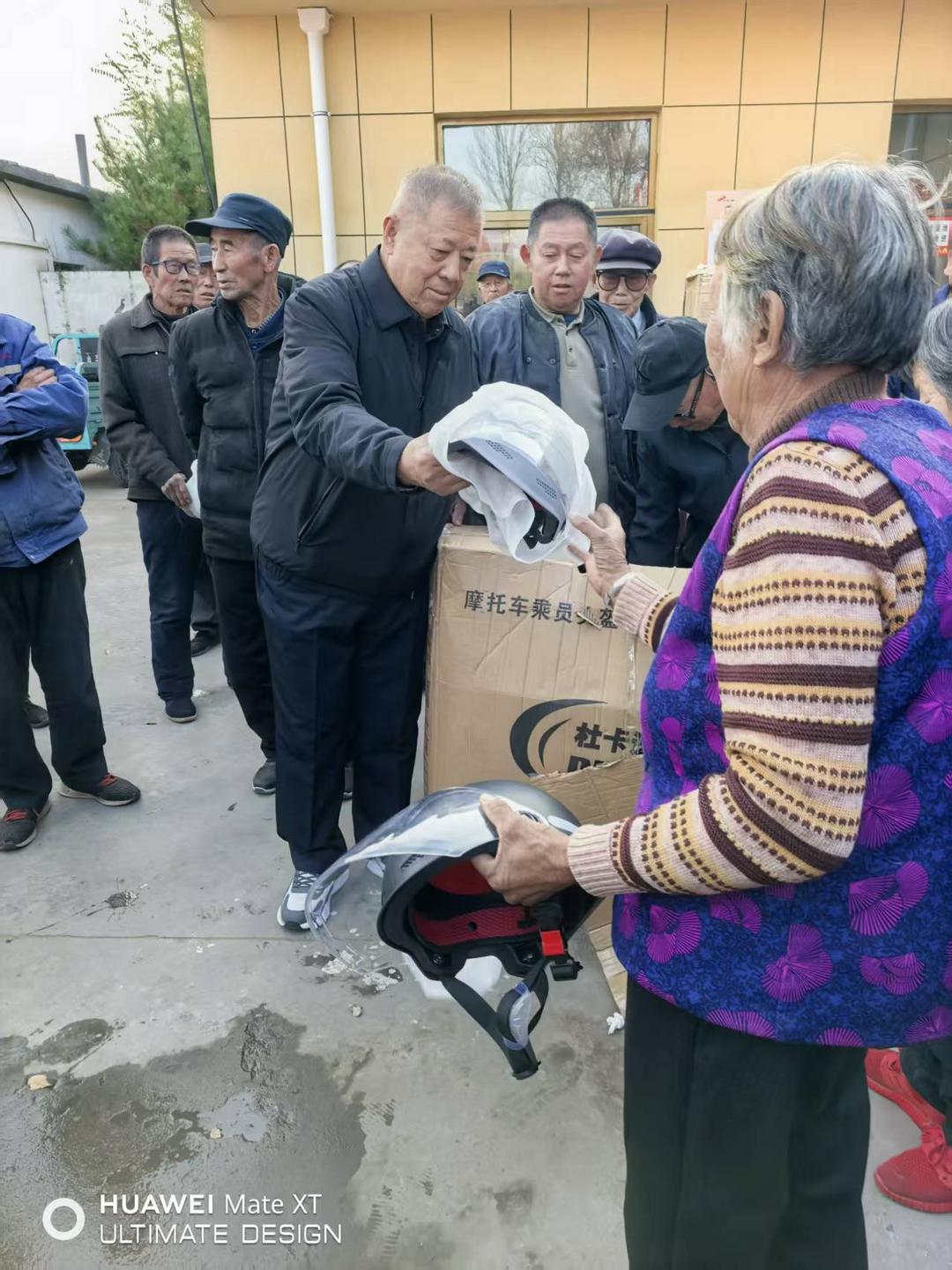段二平为神木市大保当镇东北湾村幸福院130位老人捐赠130顶安全帽受称赞