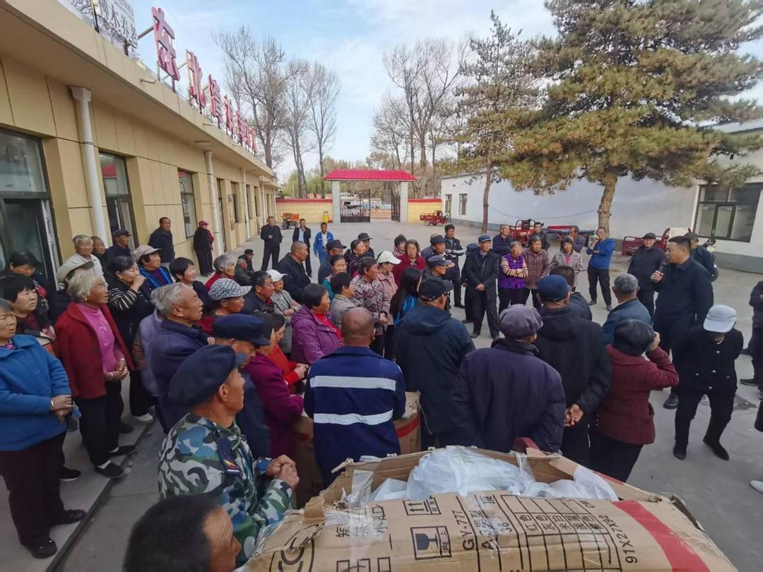 段二平为神木市大保当镇东北湾村幸福院130位老人捐赠130顶安全帽受称赞