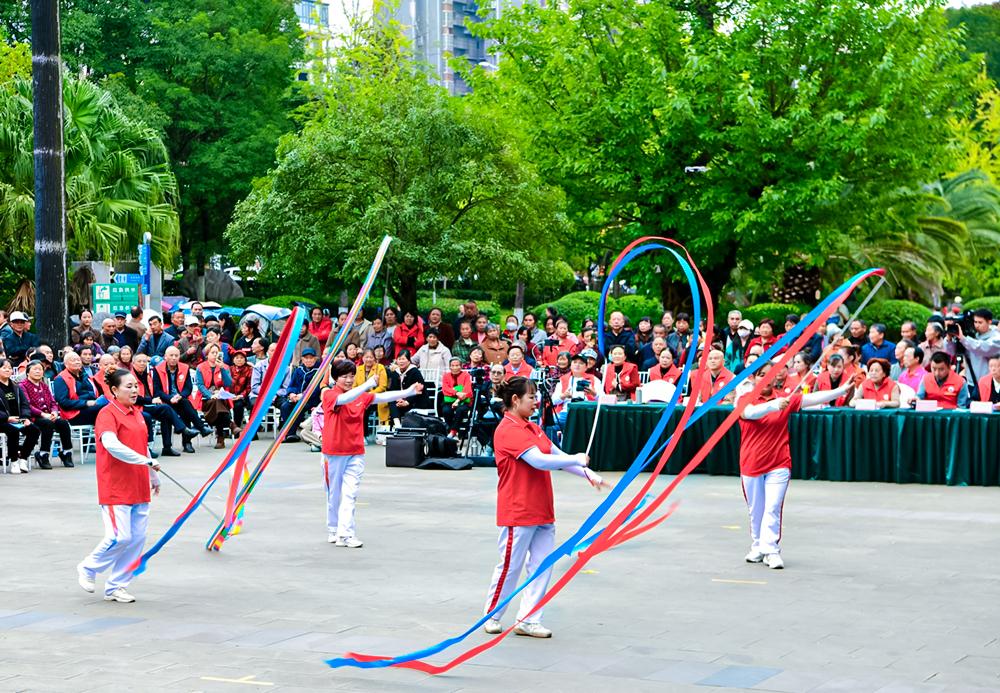 Technology and literature enter the community, silver age power warms people's hearts