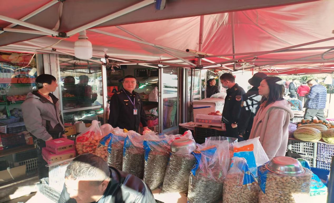 榆阳区崇文路街道春苑社区联合多部门开展周末攻坚 彻底整治火车道沿线环境安全隐患​